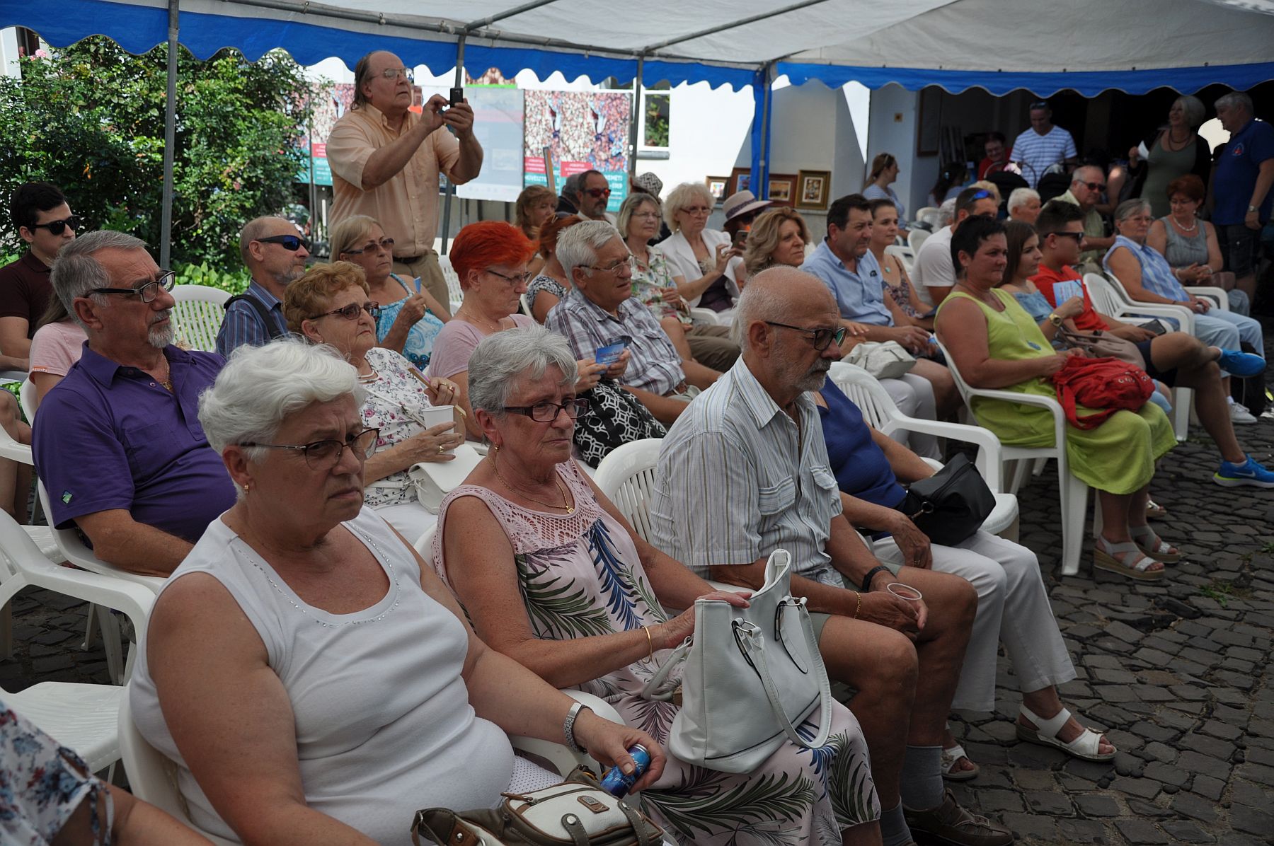 Zenélő Kultúr Udvar vasárnap az Oskola utcában